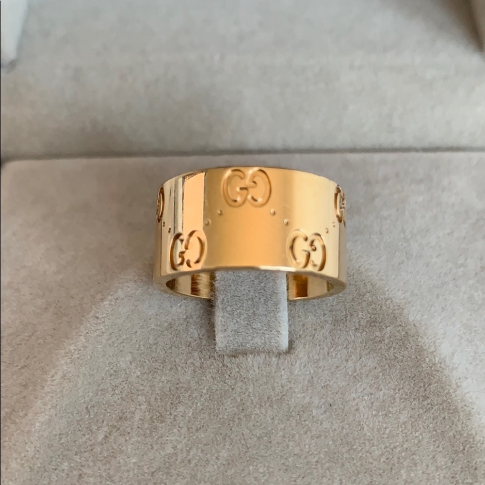 Icon Gucci 18k Gold Ring with Logo